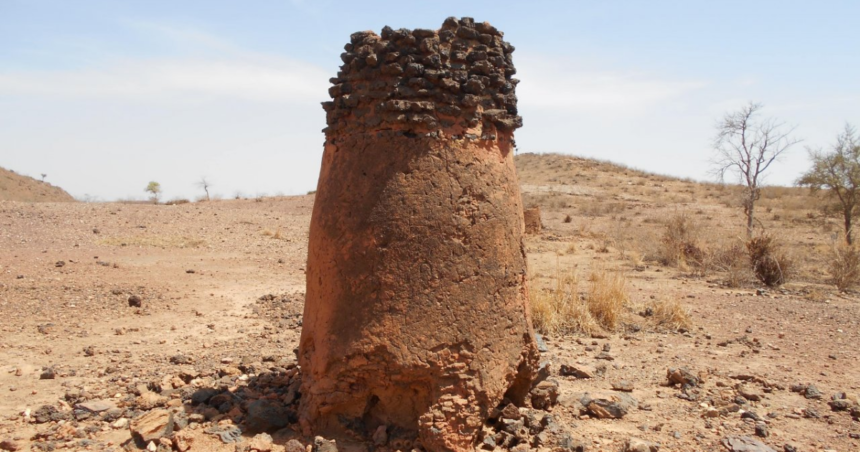 ブルキナファソの古代製鉄遺跡群の写真