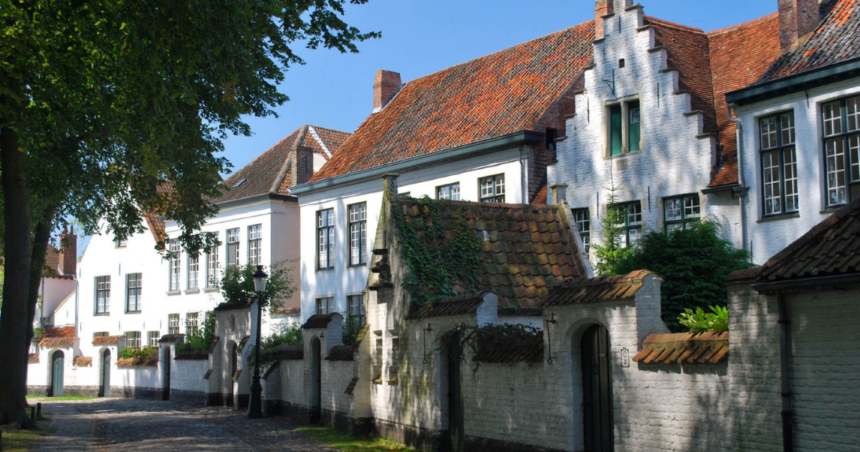 フランドル地方のベギン会の建物の写真