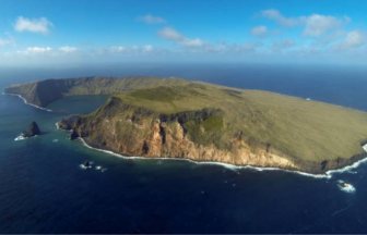 フランス領南方地域の陸と海の写真