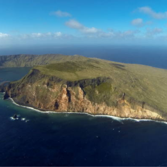 フランス領南方地域の陸と海の写真