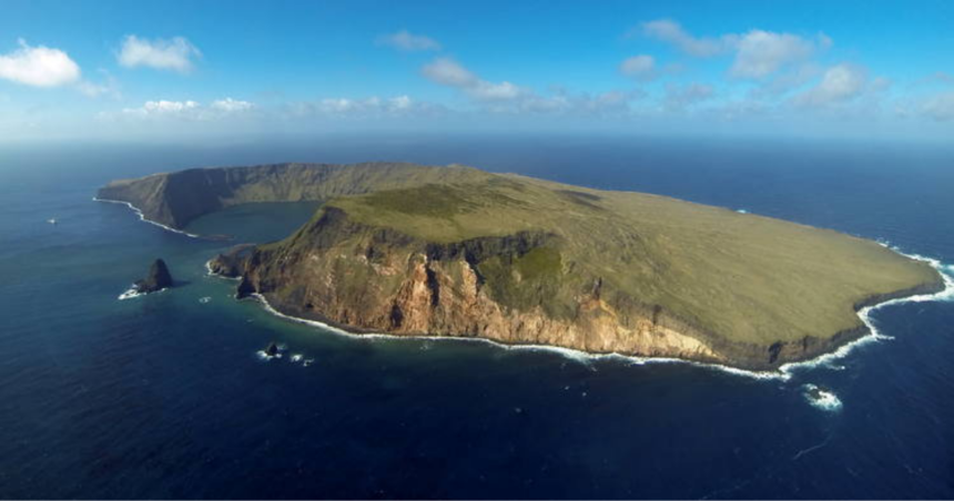 フランス領南方地域の陸と海の写真