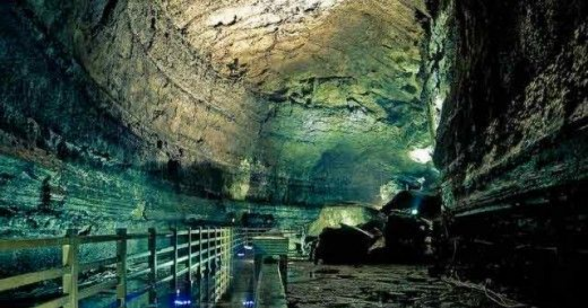 溶岩の家('94ポルトガル/仏/独) 非日常な景色！巨大な岩と融合させた家が異世界すぎるポルトガル