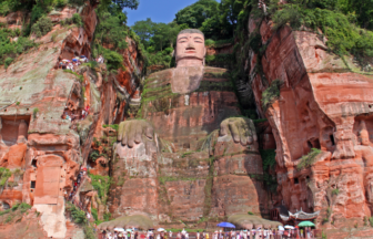 峨眉山と楽山大仏の写真