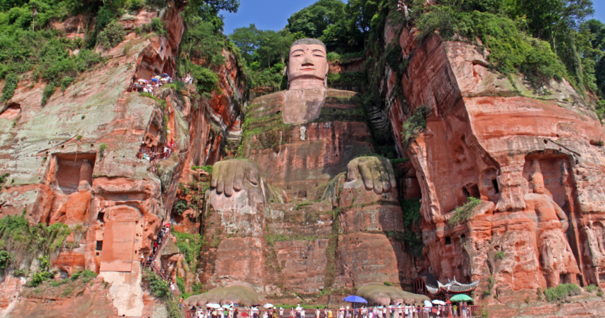 峨眉山と楽山大仏の写真