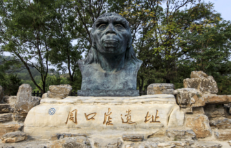 北京原人化石出土の周口店遺跡の写真