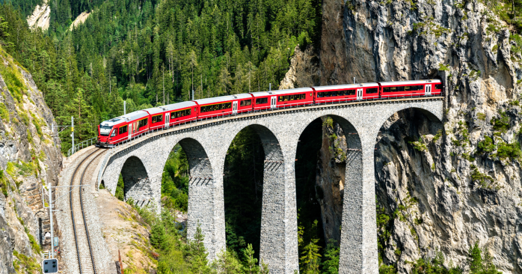 アルブラとベルニナの景観とレーティッシュ鉄道の写真