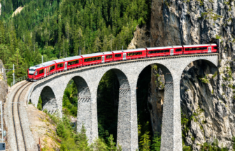 アルブラとベルニナの景観とレーティッシュ鉄道の写真