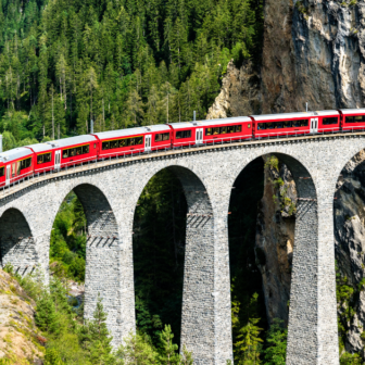 アルブラとベルニナの景観とレーティッシュ鉄道の写真