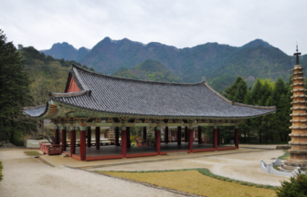 山寺（サンサ）、韓国の山地僧院の写真