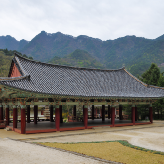 山寺（サンサ）、韓国の山地僧院の写真