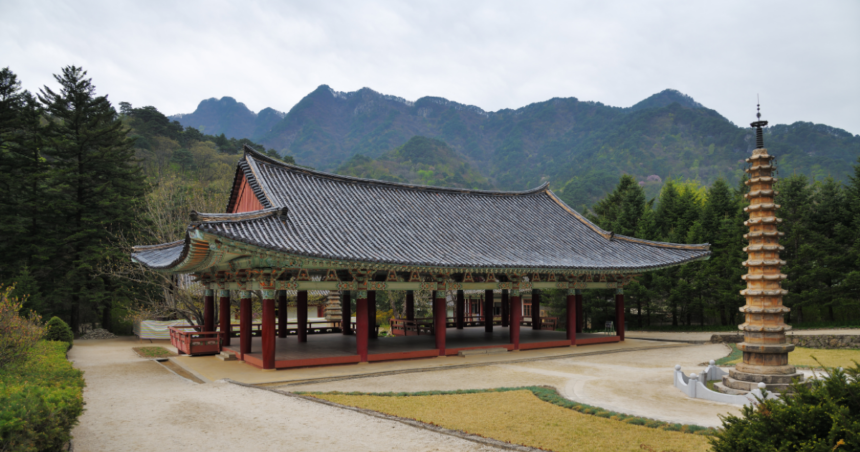 山寺（サンサ）、韓国の山地僧院の写真