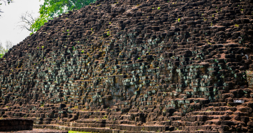 シ・テープの古代都市と関連するドヴァラヴァティ王国の遺跡群の写真